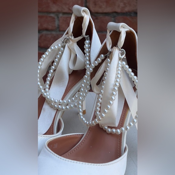 White shoes size 6.5 Korean brand Dint - Picture 2 of 3